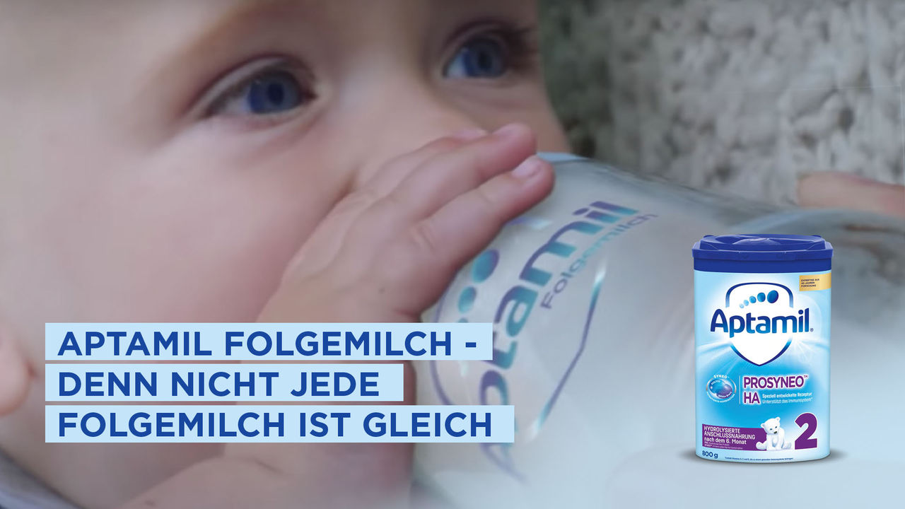 Baby mit Aptamil Folgemilch und Produkt-Darstellung Folgemilch