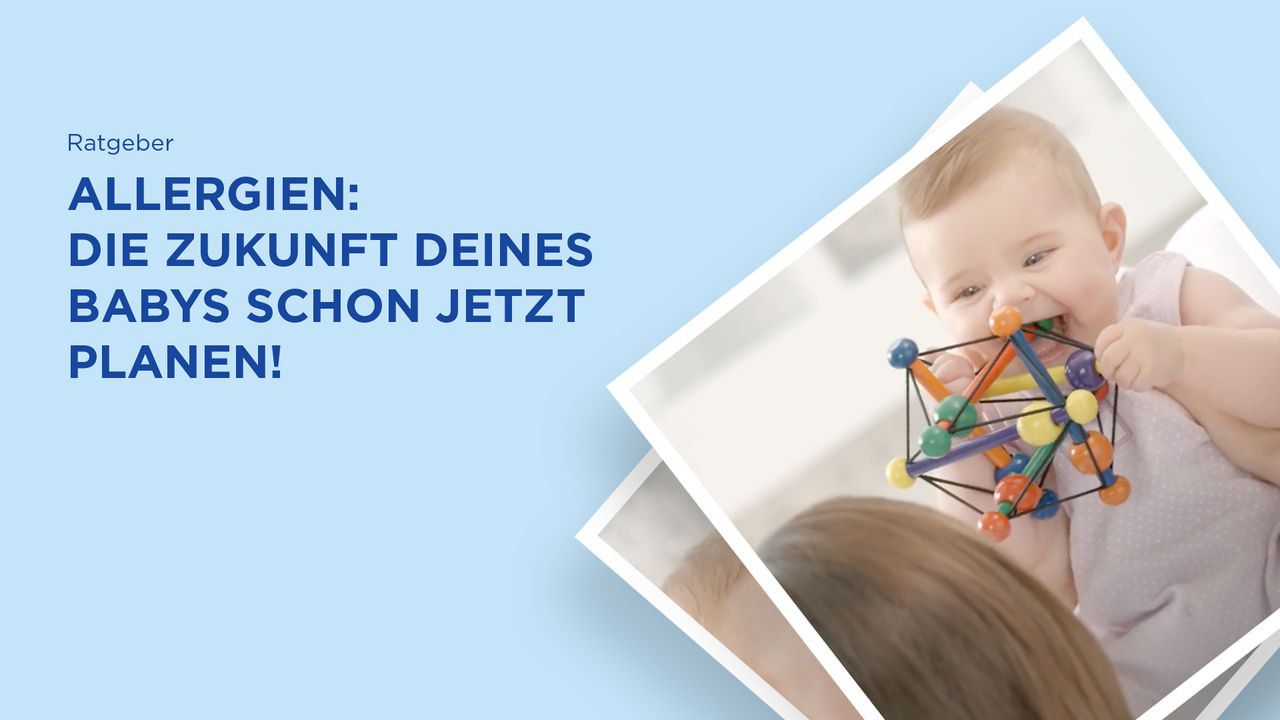 Foto von Baby mit Spielzeug im Mund