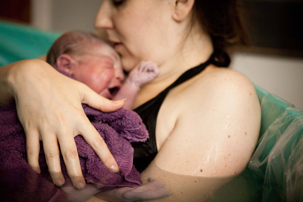 Geburtspositionen: Mutter mit Neugeborenem