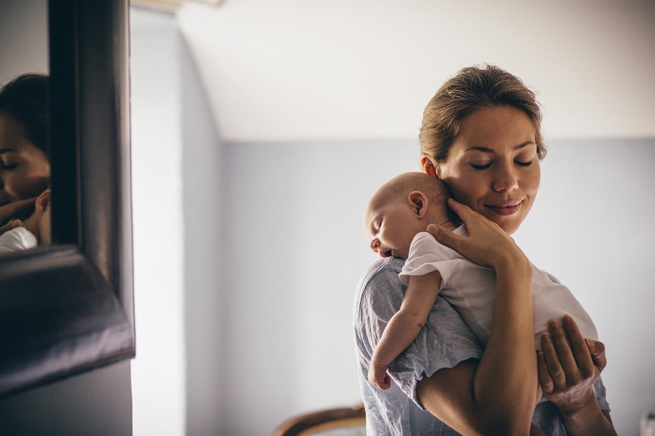 Baby schläft auf Brust von Mutter