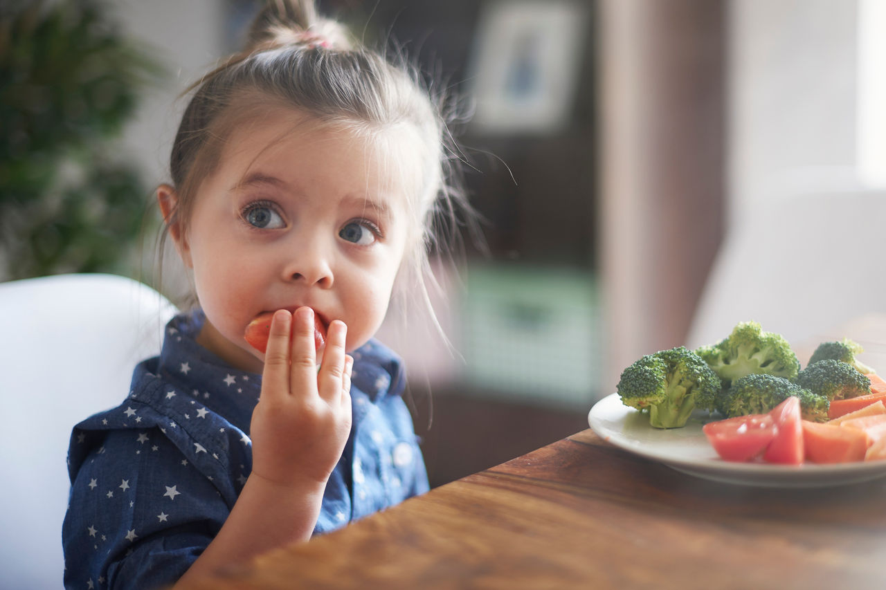 aptaclub-dach-m-toddler-eating-watermelon-nutrition-web