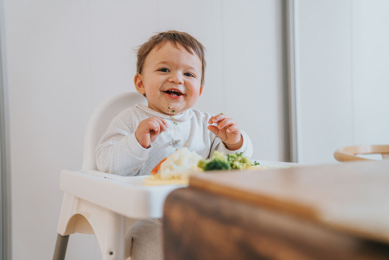 Kleindkind beim Essen