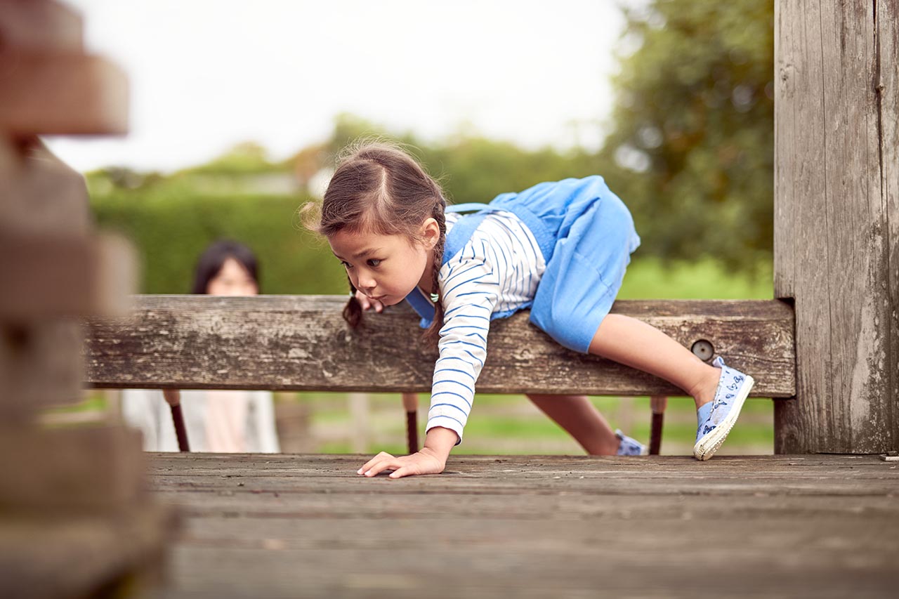Kleinkind auf dem Spielplatz