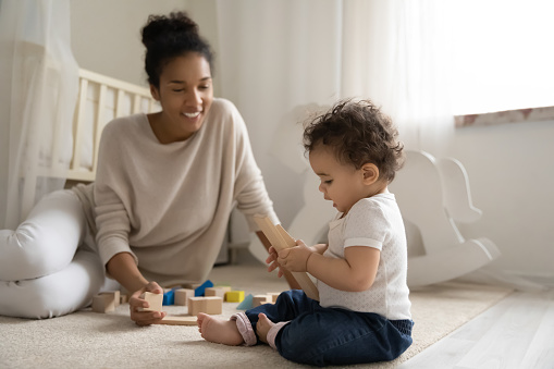 Mutter spielt mit Baby auf dem Boden