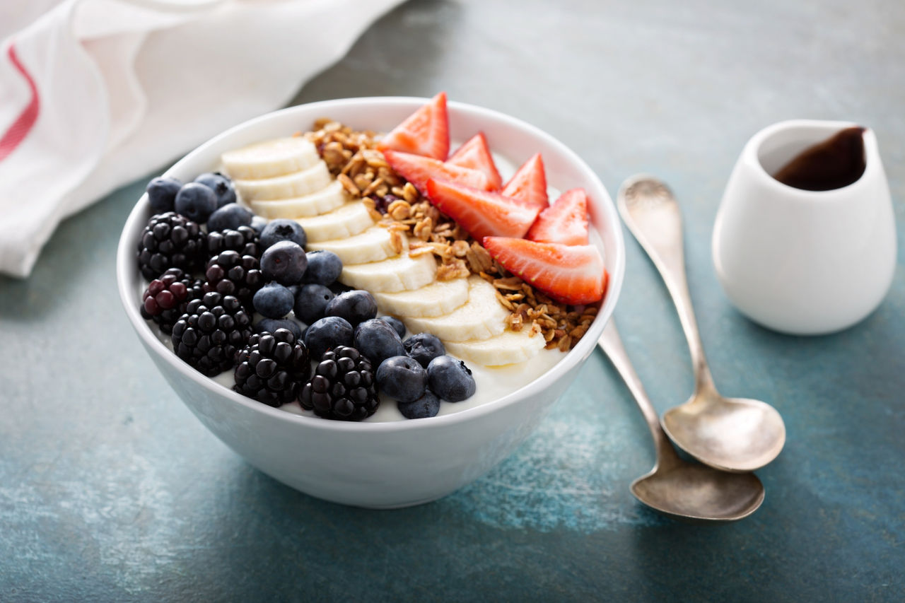 Frühstücksbowl mit frischem Obst