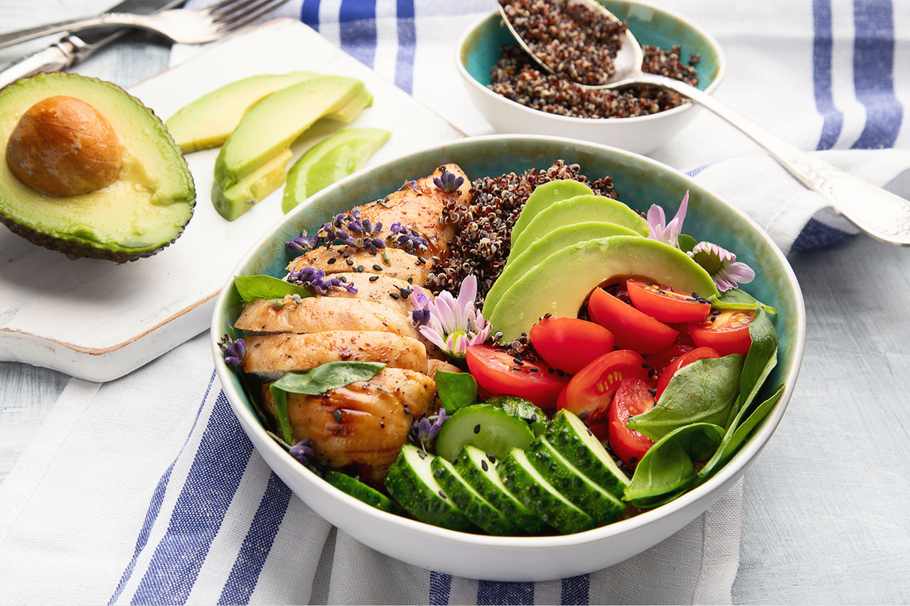 Hähnchen Avocado Quinoa Bowl