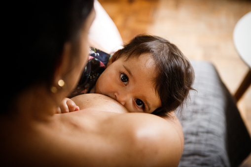 Mutter und Baby stillend