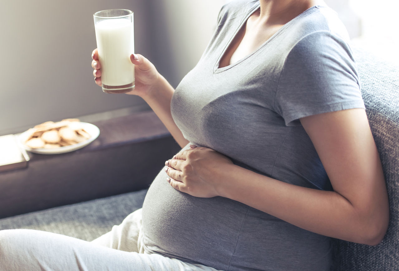 Schwangere mit Glas Milch