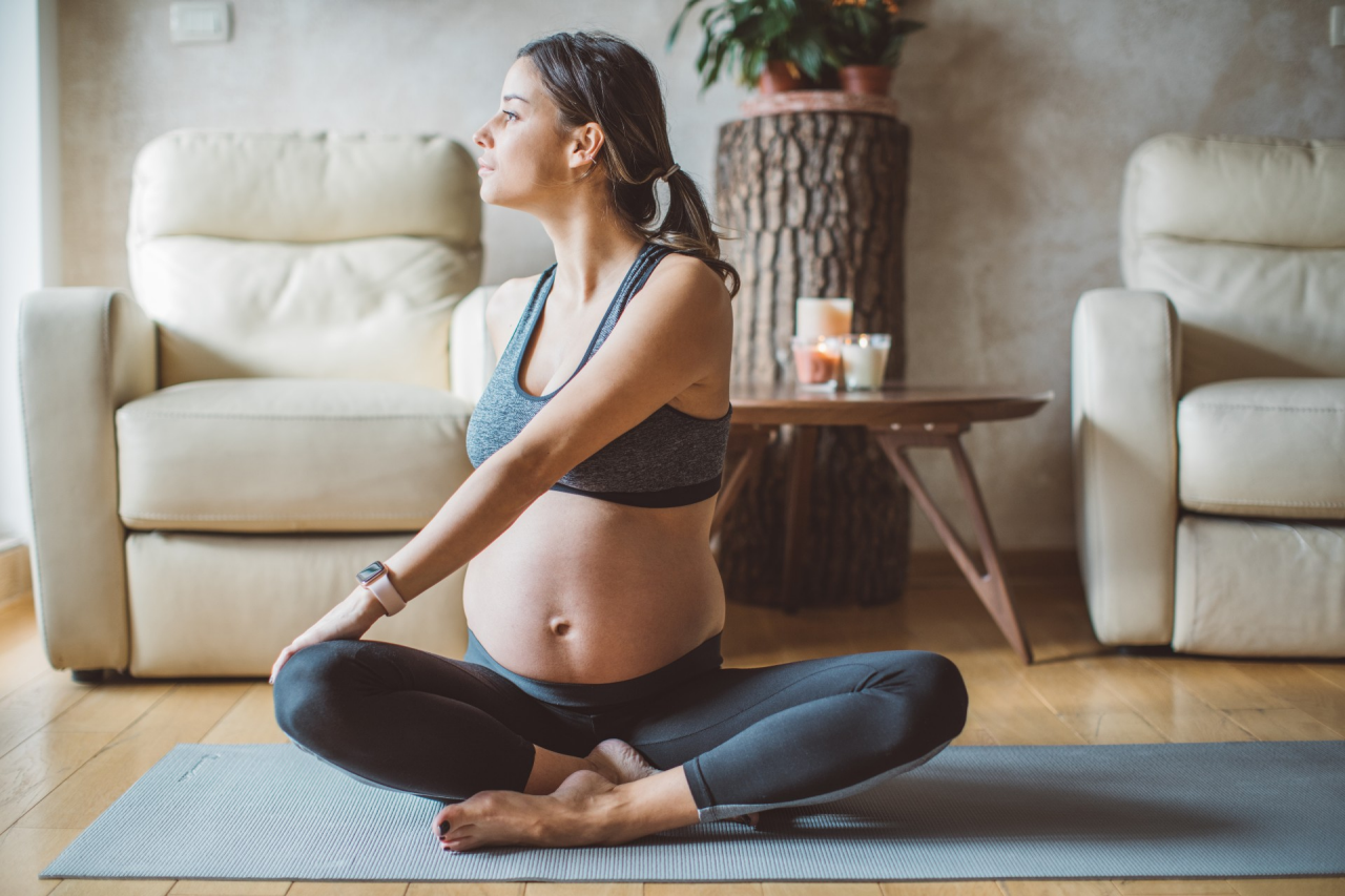 frau-schwanger-yoga-sitzend